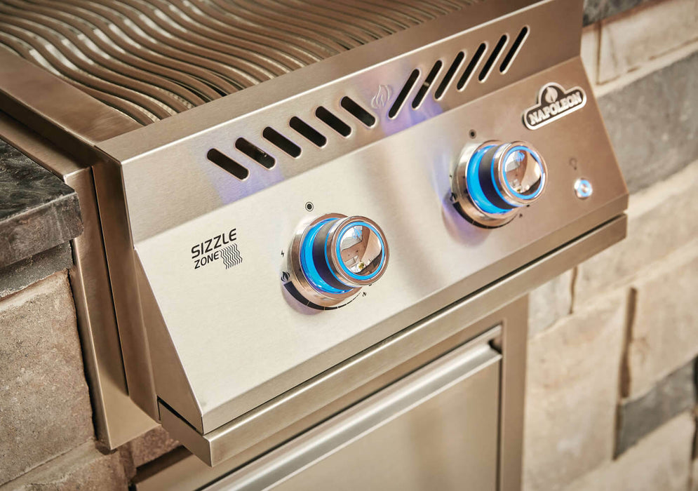 Backlit SafetyGlow knobs on the dual infrared burner