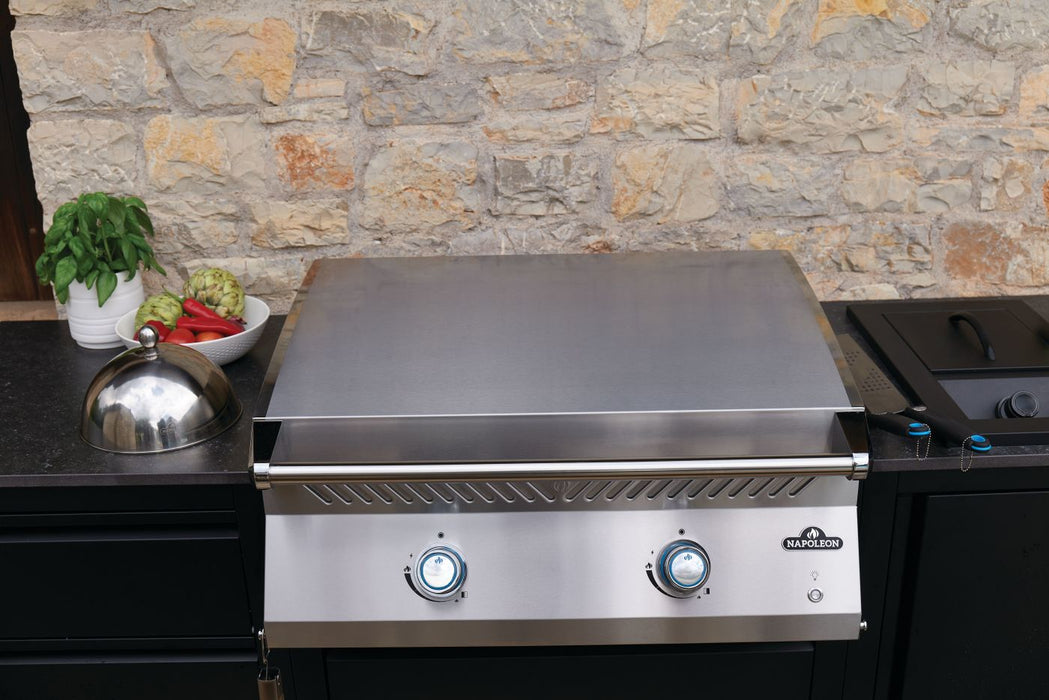 Built-In 700 Series 32 griddle with the lid closed in an outdoor kitchen
