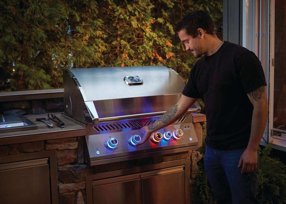 Grilling at dusk on the Built-In 700 Series 32 with night-light knobs