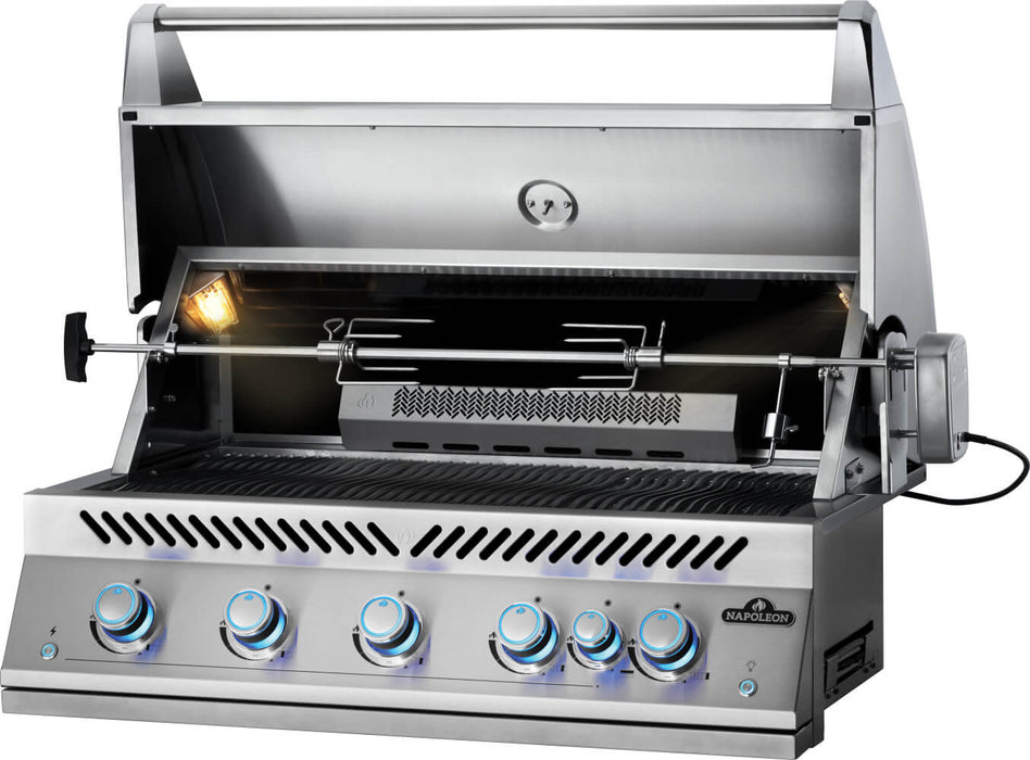 Built-In 700 Series 38 lid open with interior lights on