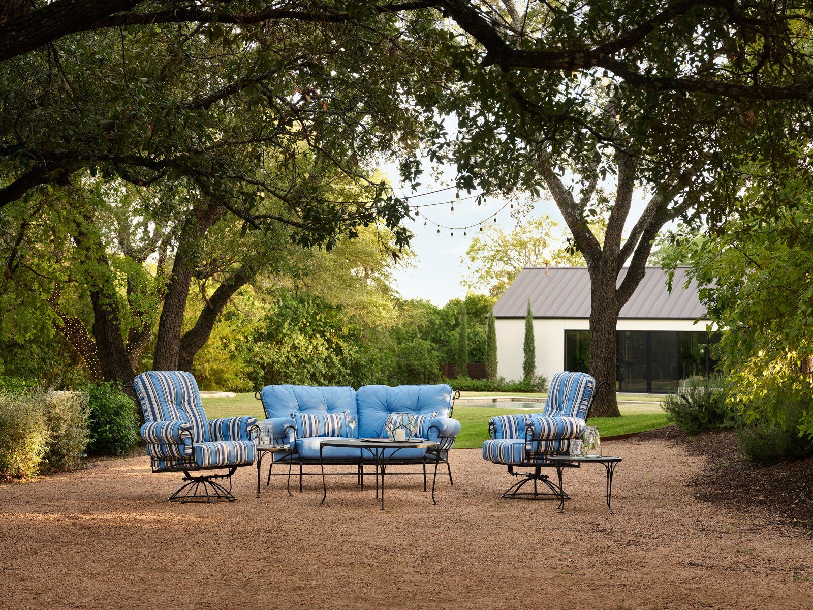 Terrace in a classic blue stripe